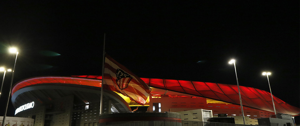 Temporada 2017-18. Wanda Metropolitano. Bandera a media asta.