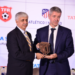 Miguel Ángel Gil entrega una réplica de nuestro escudo a un representante de Tata en la firma del acuerdo en Nueva Delhi