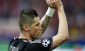 temporada 13/14. Partido Champions League. Atlético de Madrid-Chelsea. Torres saludando a los aficionados