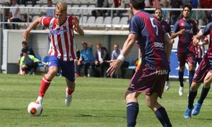 Samuel encara a un rival en las inmediaciones del área del Huesca