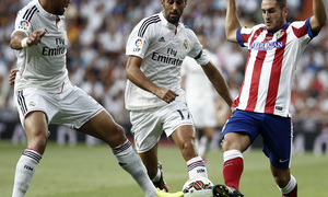 Temporada 14-15. Jornada 3. Real Madrid-Atlético de Madrid. Koke controla ante Arbeloa y Pepe.