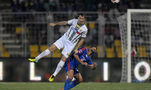 Josemi despeja un balón durante el partido entre el FC Goa y el Atlético de Kolkata