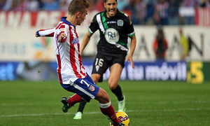 Temporada 14-15. Jornada 10. Atlético de Madrid-Córdoba. Griezmann en el disparo del primer gol.