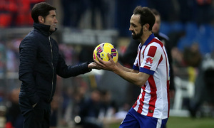 Temporada 14-15. Jornada 15. Atlético de Madrid - Villarreal. Juanfran recoge el balón de manos de Marcelino.