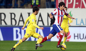 Temporada 14-15. Jornada 15. Atlético de Madrid - Villarreal. Tiago conduce el balón en carrera.