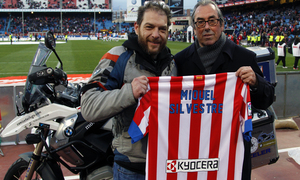 Miquel Silvestre y Adelardo posando antes del partido Atlético de Madrid-Espanyol