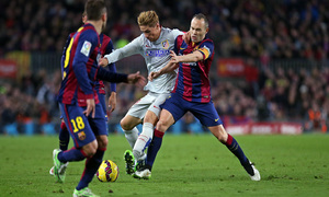 Temporada 14-15. Jornada 18. FC Barcelona-Atlético de Madrid. Torres pelea con Iniesta un balón.