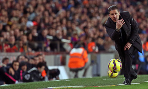 Temporada 14-15. Jornada 18. FC Barcelona-Atlético de Madrid. Simeone entrega un balón al juego.
