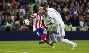 Temporada 14-15. Copa del Rey 1/8 vuelta. Real Madrid - Atlético de Madrid. Torres, en el disparo del primer gol.