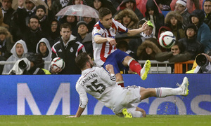Temporada 14-15. Copa del Rey 1/8 vuelta. Real Madrid - Atlético de Madrid. Siqueira intenta sacar un balón en largo.