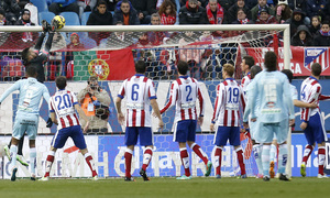 Temporada 14-15. Jornada 19. Atlético de Madrid-Granada. Moyá despeja un balón ajustado al larguero.