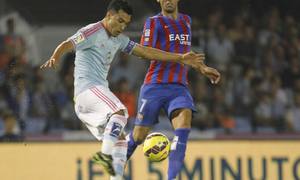 Cabral dispara a puerta ante la oposición del jugador del Levante Barral