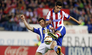 temporada 14/15. Partido Atlético de Madrid Real Sociedad. Raúl Jiménez rematando a puerta durante el partido