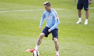 Fernando Torres controla el esférico en un momento del entrenamiento del viernes 1 de mayo