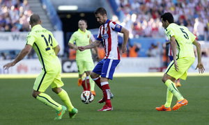 temporada 14/15. Partido Atlético de Madrid Barcelona. Gabi controlando un balón durante el partido en el Calderón