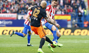 Temporada 16/17. Partido del Atlético de Madrid Valencia. Gabi luchando un balón durante el partido
