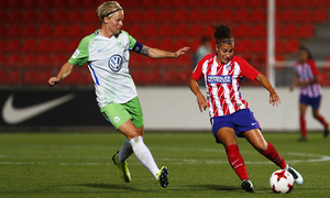 Temporada 17/18. Partido entre el Atlético de Madrid Femenino contra el Wolfsburgo. Carla controla el balón.