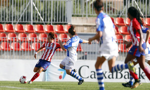 Temporada 17/18. Partido entre el Atlético de Madrid Femenino contra el Sporting de Huelva. Amanda remata.