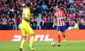 temporada 17/18. Partido en el Wanda Metropolitano. Atlético Villarreal. Godín con el balón durante el partido