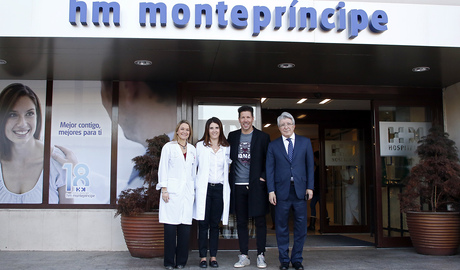 Enrique Cerezo y Simeone visitan el hospital Montepríncipe