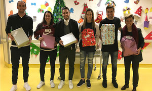 Godín, Koke, Gabi, Meseguer, Lola Gallardo y Amanda entregaron juguetes a los niños del Hospital Ramón y Cajal