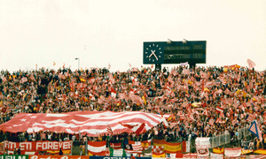 Aficionados del Atlético en la final de la Recopa de Lyon en 1986. Gerland.