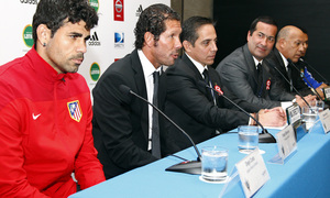 Pretemporada 2013-14. Roberto Mosquera y Carlos Lobatón, entrenador y capitán del Sporting Cristal, junto a Diego Costa y Simeone. 