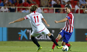 Temporada 13/14 Sevilla-Atlético de Madrid Gabi disputando el balón con Rakitic