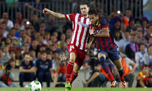 Temporada 2013/2014 FC Barcelona - Atlético de Madrid Gabi luchando la pelota con Neymar