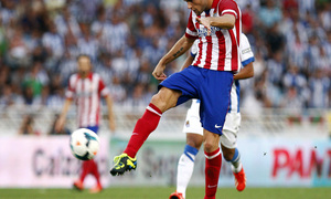 Temporada 2013/2014 Real Sociedad - Atlético de Madrid Mario Suárez chutando el balón