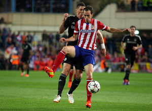 temporada 13/14. Partido Champions League. Atlético de Madrid-Chelsea. Godín controlando un balón. Alexander Marín