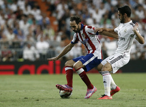 Temporada 14-15. Jornada 3. Real Madrid-Atlético de Madrid. Juanfran protege el balón frente a Isco.