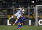 Josemi despeja un balón durante el partido entre el FC Goa y el Atlético de Kolkata