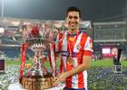 Luis García posa sonriente con la copa de campeón de la Indian Super League