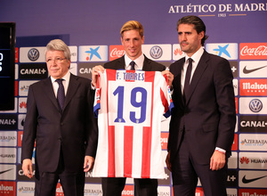Fernando Torres con su camiseta en la presentación posa junto a Enrique Cerezo y Caminero 