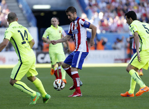 temporada 14/15. Partido Atlético de Madrid Barcelona. Gabi controlando un balón durante el partido en el Calderón