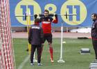Adrián realiza ejercicios físicos en el Calderón en el entrenamiento realizado el lunes 4 de marzo