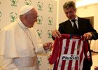 Miguel Ángel Gil Marín entrega una camiseta del Atlético a El Papa Francisco