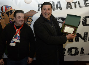 Cristóbal Bernal, presidente de la Peña Atlética Rock&Roll, entrega a Germán Burgos una placa de la inauguración de la peña