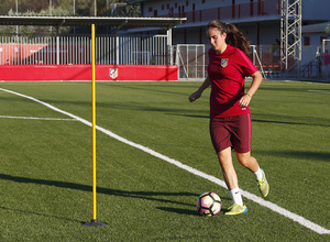 Temporada 16/17. Rocío Gálvez continua su recuperación y ya toca balón.