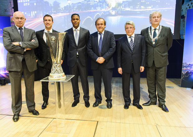 Michael vam Praag, Gabi, Kluivert, Platini, Enrique Cerezo y Eberhard van der Laan posan junto a la Europa League