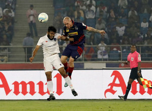 Hume, que marcó el primer gol del Atlético de Kolkata, disputa un balón con un jugador del Delhi Dynamos