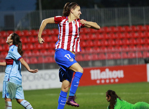 Laura Fernández, que llevaba dos minutos en el campo, festeja su gol, el cuarto del equipo ante el Levante