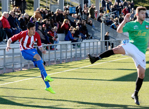 Nacho Heras centra en uno de los dos goles del Atlético B ante el Alcobendas CF en Valdelasfuentes