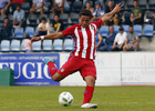 Zaka dispara en la jugada del gol del triunfo del Atlético B en Torrelavega