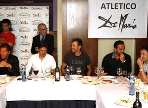 Simeone, Toni, Solozábal, Kiko y Santi, en un momento de la cena de los rojiblancos que ganaron el Doblete en 1996