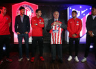 Nuestros capitanes posan con el presidente y dos jugadores del Toluca