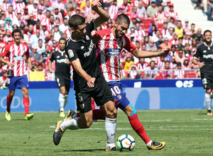 temporada 16/17. Partido Atlético de Madrid Sevilla. Carrasco con el balón durante el partido