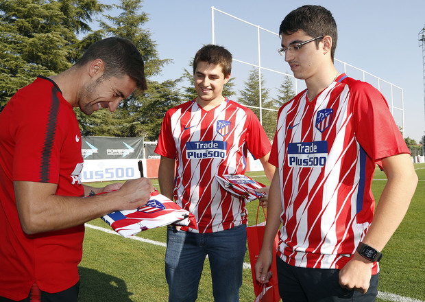Gabi con los ganadores de Gol Atlético el juego de la aplicación oficial del club 
