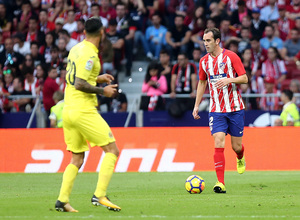 temporada 17/18. Partido en el Wanda Metropolitano. Atlético Villarreal. Godín con el balón durante el partido